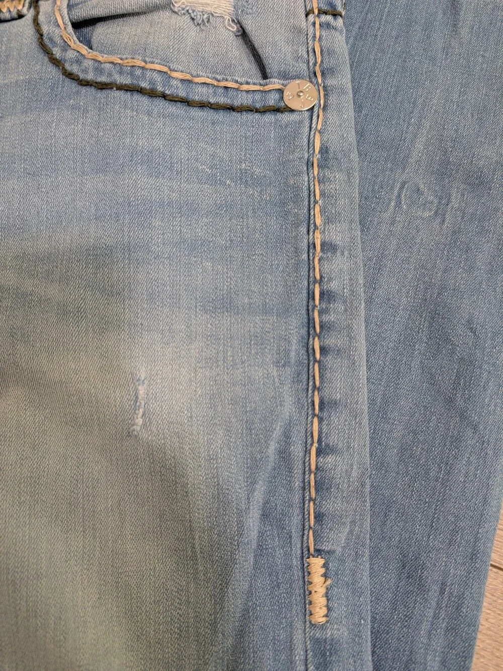 True Religion Ricky Relaxed Straight Light Wash Distressed Unique Stitching•34👖